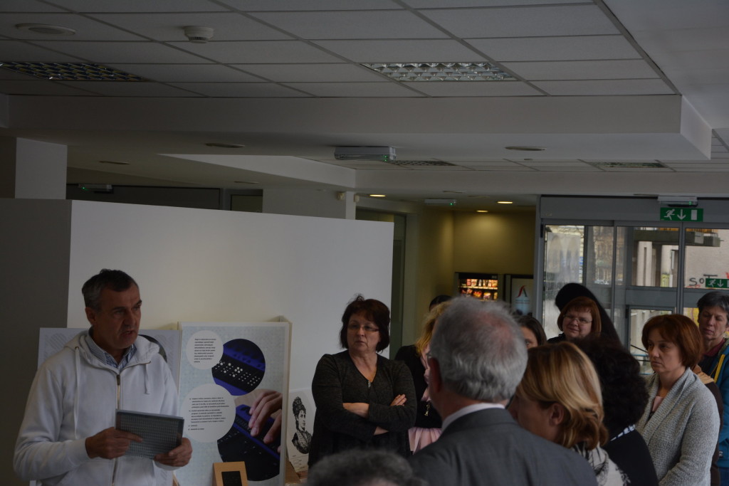 Obiskovalci odprtja razstave