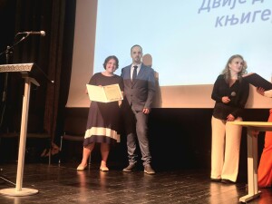 Na fotografiji je vodja založniške knjižnične dejavnosti Kristina Mlinarič ob prejemu jubilejnega priznanja ob predsedniku Črnogorske knjižnice